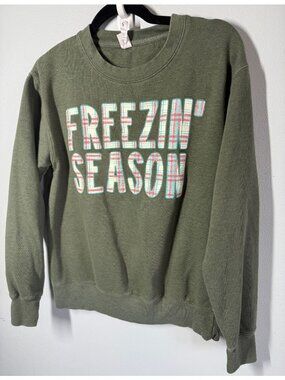 'Freezin Season' Plaid Text Graphic Sweatshirt Small Winter Festive Cabincore Co